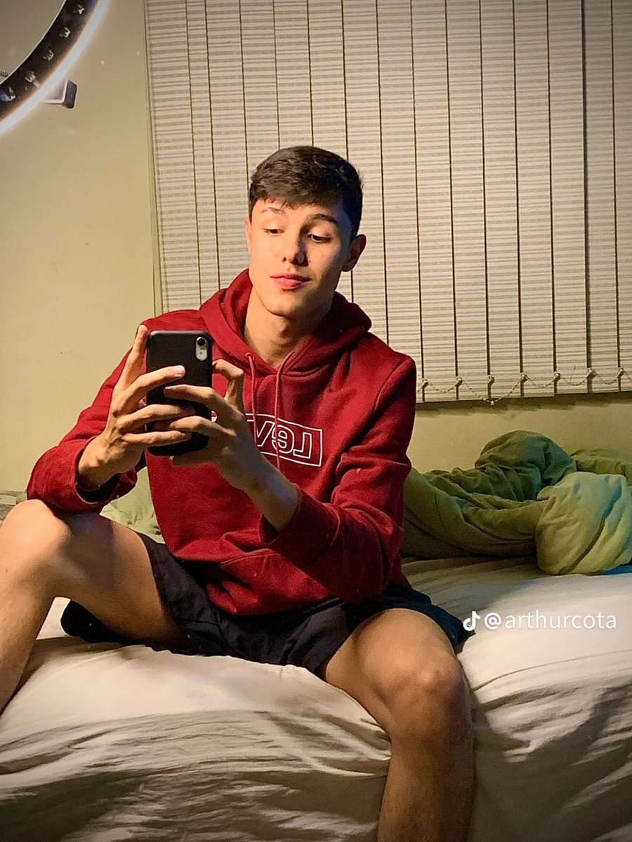arthurmadness's tweet photo. Fotinha de agora no meu quarto do the circle. Ansioso para mais uma atualização dos charts.

Circle, enviar! https://t.co/liGhcYpqTJ