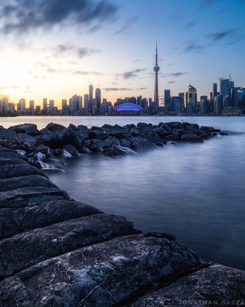 MyTOFD's tweet photo. Nothing like sunsets in Toronto! 🌆 Where is your favourite spot to watch the sunset? IG: @Jgazze #torontolife #torontoview #torontophotography https://t.co/s2czETwWY6