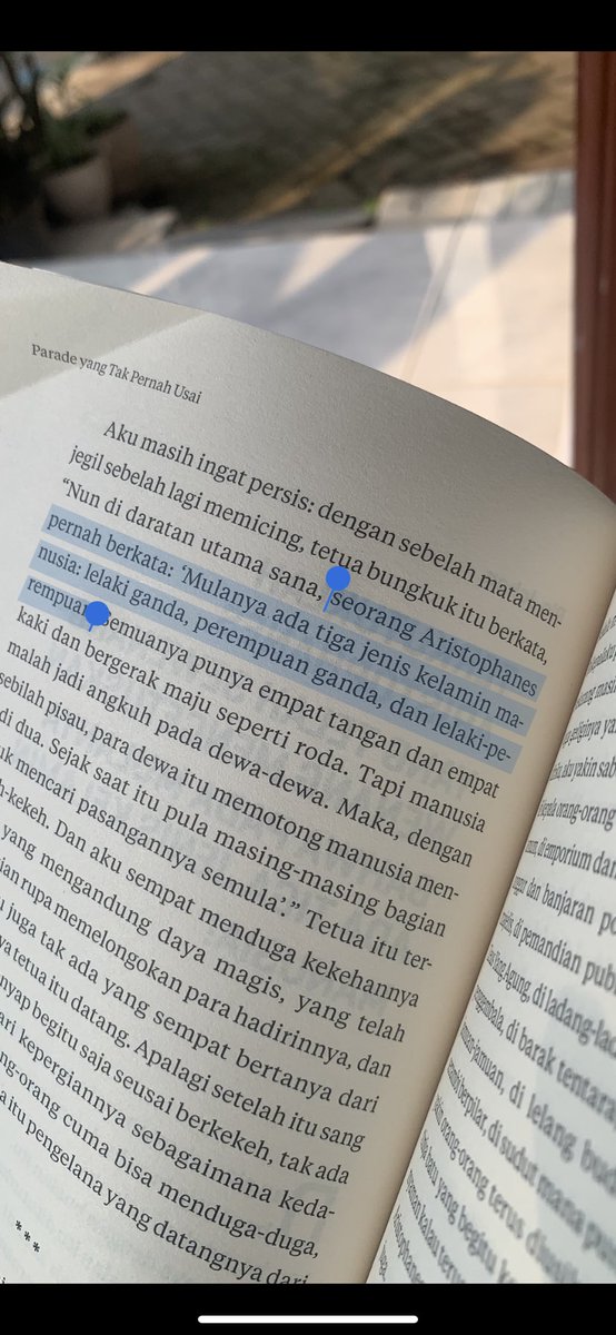 Akhirnya aku tau di mana Murakami dapat menulis hal seperti ini. Okee nanti browsing lebih lanjut tentang Aristophanes ini! Menarik! Dari Januari aku penasaran dan baru dapat sumber secara ga sengaja lewat kumcernya @riojohan