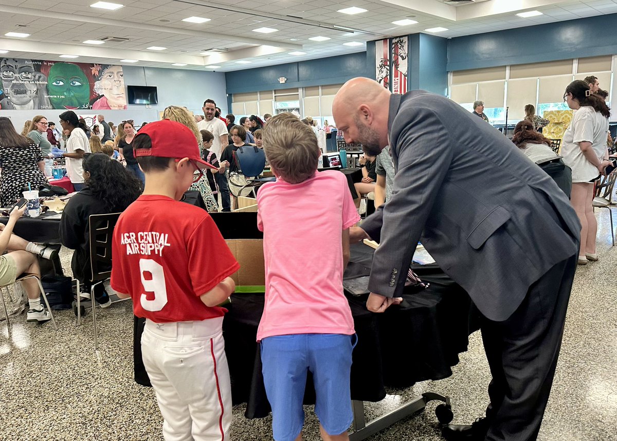 kmor96's tweet photo. Learning at its best when you combine passion and creativity #mineolaproud @MineolaUFSD https://t.co/mbAuBH0nu1