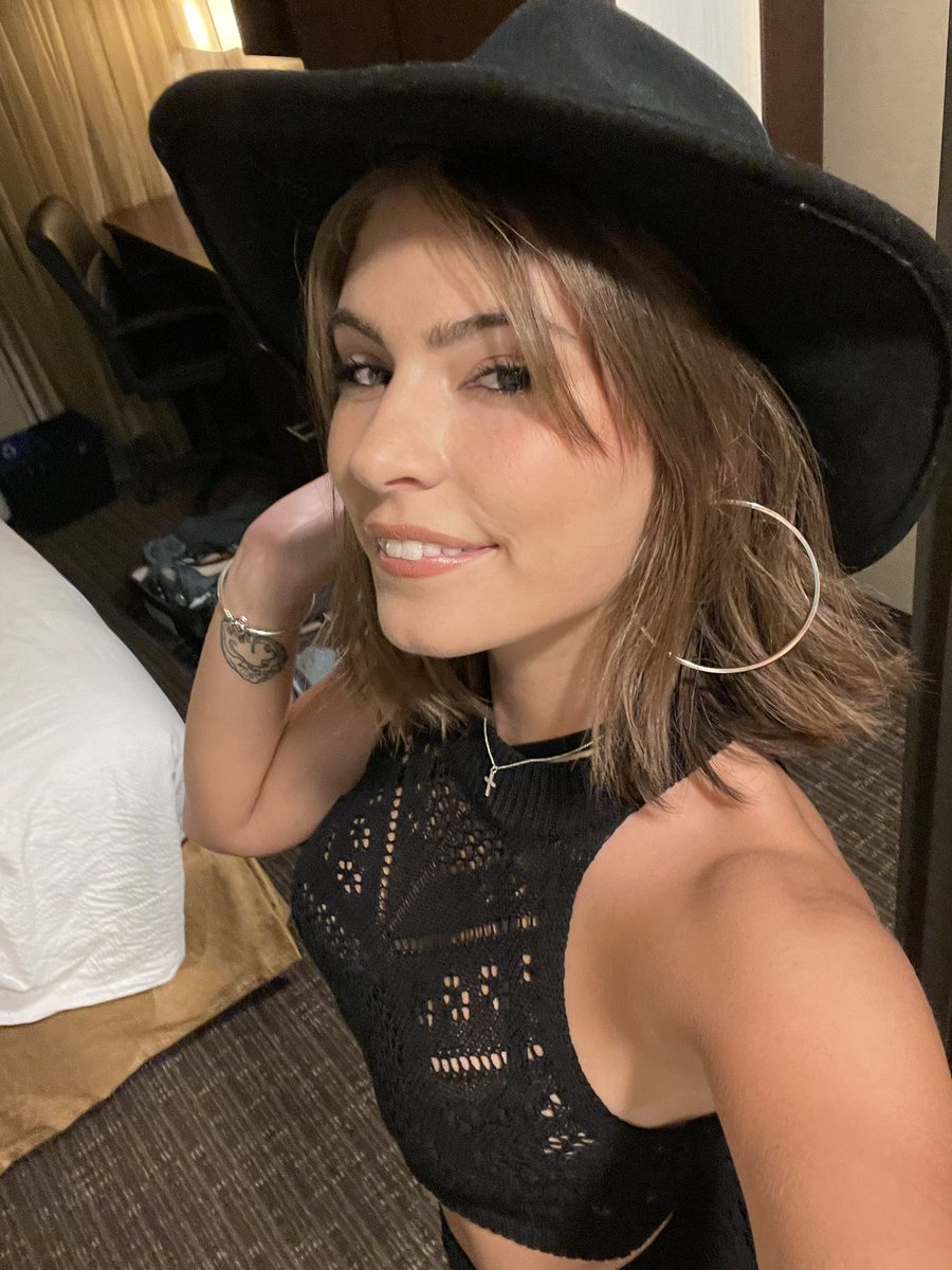 ASplashOfViolet's tweet photo. im a hot girl #hotgirlsummertour https://t.co/k3btNfQ11e