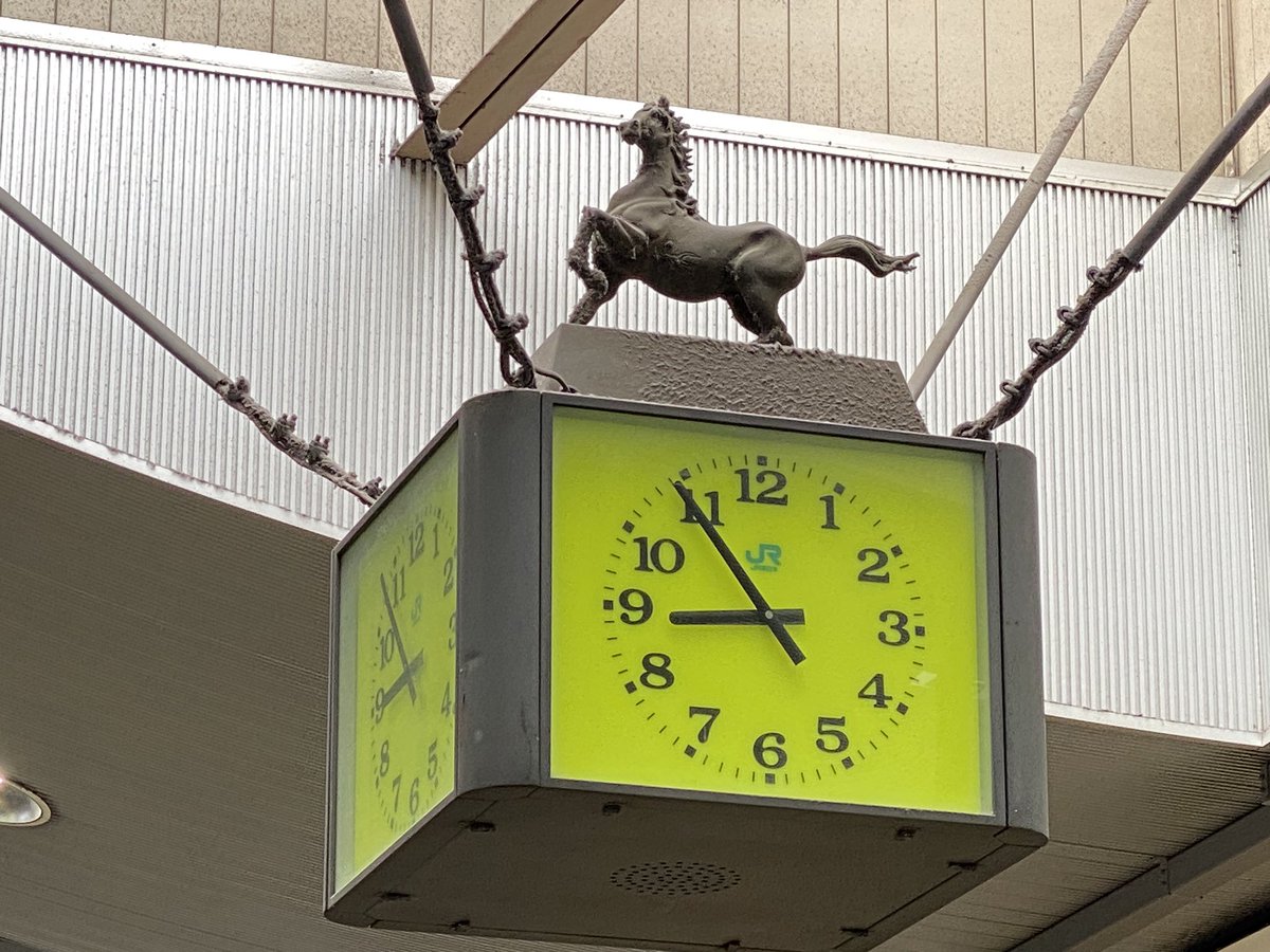 JR高田馬場駅 早稲田口改札、時計の上の回転する馬。足早な通勤通学客はほとんど気づいてなさそうだけど、毎日くるくる回っている。