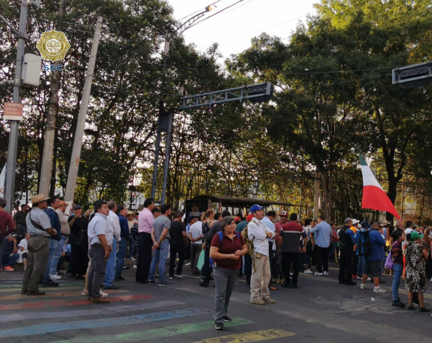 18:15 #PrecauciónVial | Considera cerrada la vialidad en Av. Coyoacan y Eje 8 Sur, col. Col del Valle Sur, por manifestantes. #AternativiVial Av. Universidad y Av. Río Mixcoac.