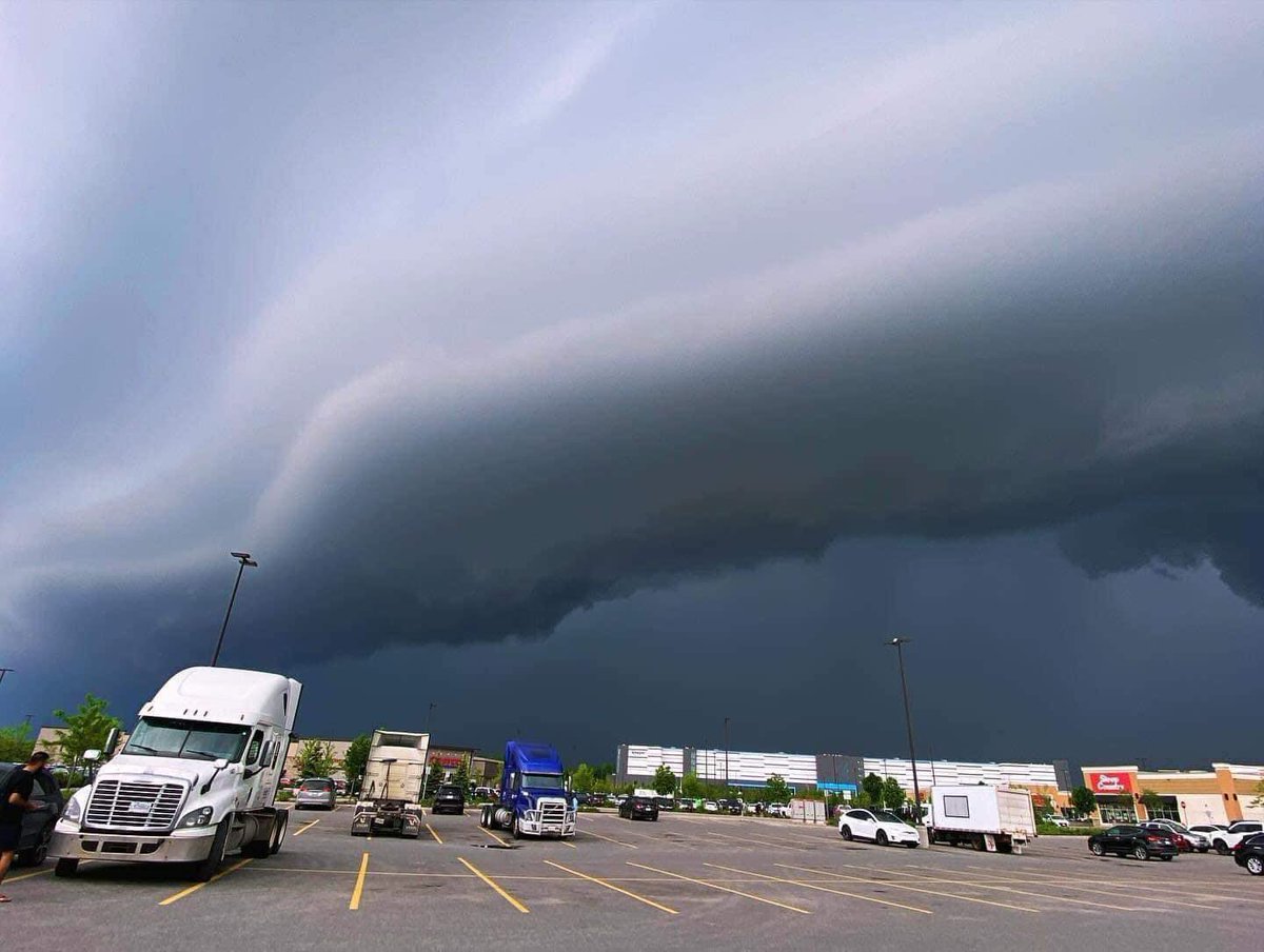 Here's some photos from inside Ottawa as the shelf cloud moved through the city. Crazy perspective in the first photo with the kink in the line! Photos from Jason Greenwood. #onstorm