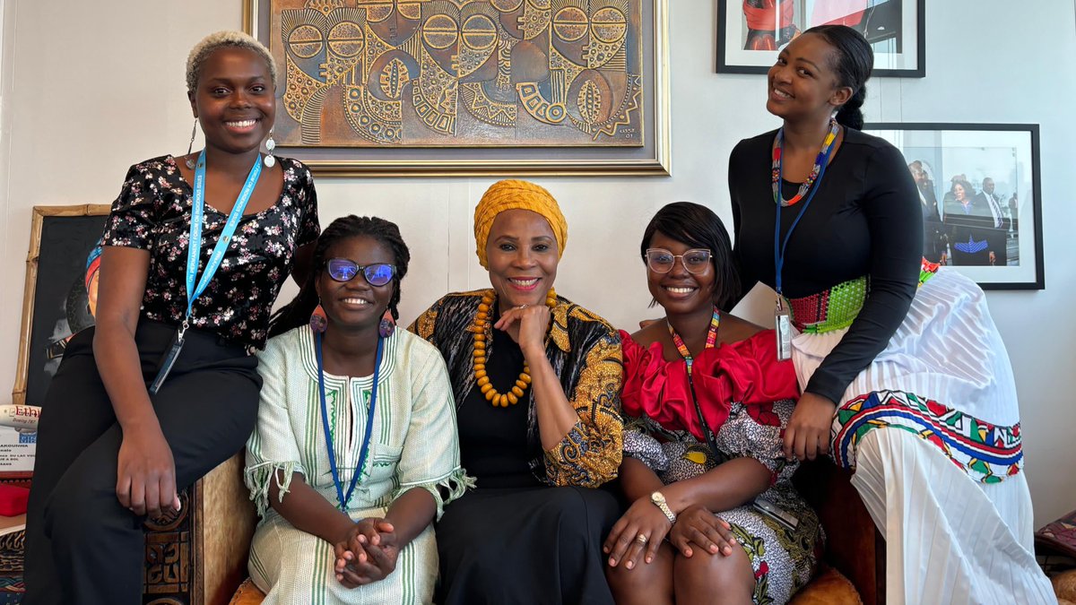 What a joy to meet #AfYWL Fellows @EmefaDuah (#Ghana), Grace (#Kenya), @mellon_ncube (#SouthAfrica), together w/ Priscille (#Benin), who are based at @UNDP HQ in #NewYork We chatted abt resilience, family &career +their amazing dreams Such a vibrant group of #WomenInLeadership!