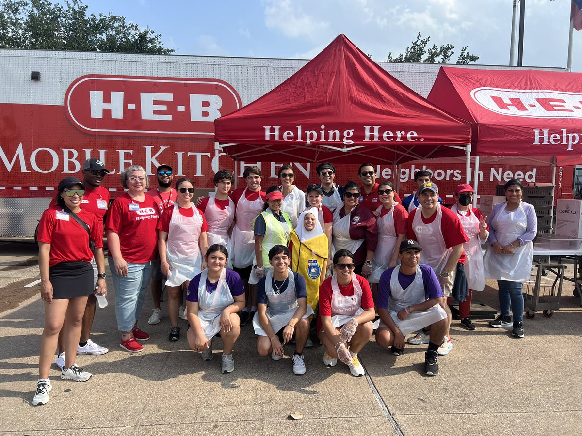 THANK YOU, @HEB for feeding thousands of people on Pitner Rd today!! Thanks to all the volunteers including Council Member Sallie Alcorn and the District A Team! And @houstonpolice!!!! I’m so grateful for all the support for our community during this difficult time.