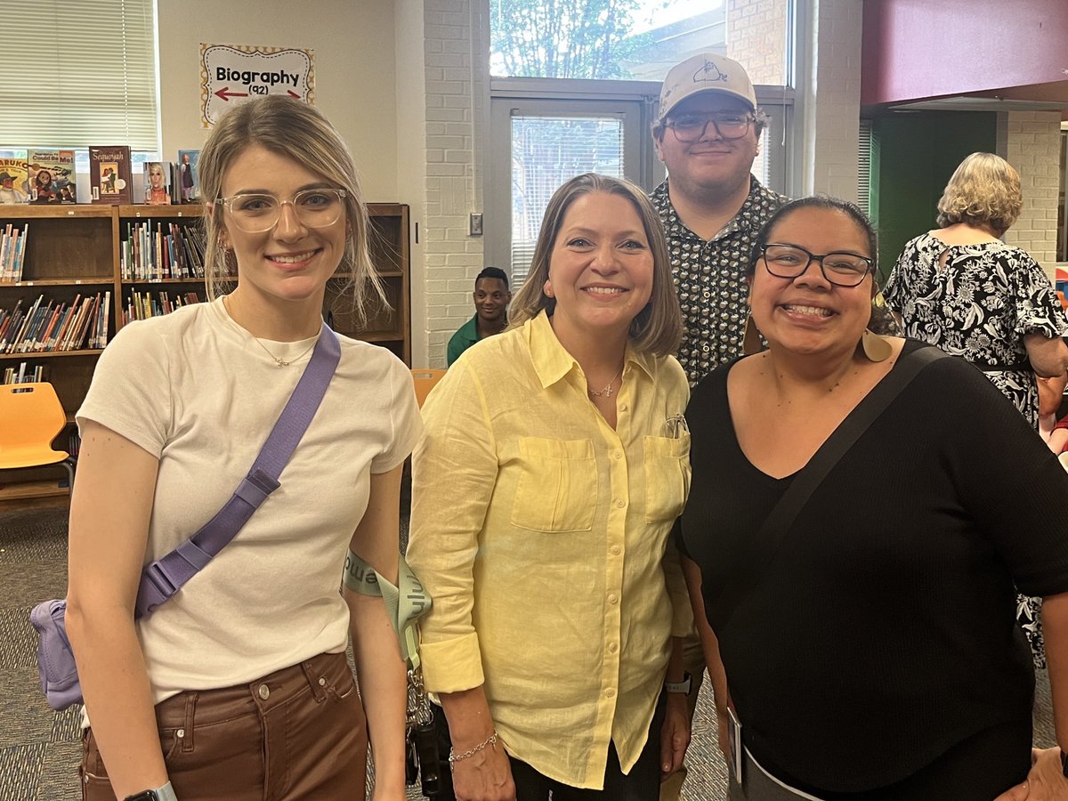 Honored to celebrate the retirement of a @tjleelions 🦁 LEGEND— art 🎨 🖼️ teacher Jennifer Parks! A gift to all she met, NO surprise it was a packed 🏠! So glad to catch up with so many, including 2 special former sts! Congratulations 🎉 Jennifer! @IrvingISD will miss you!