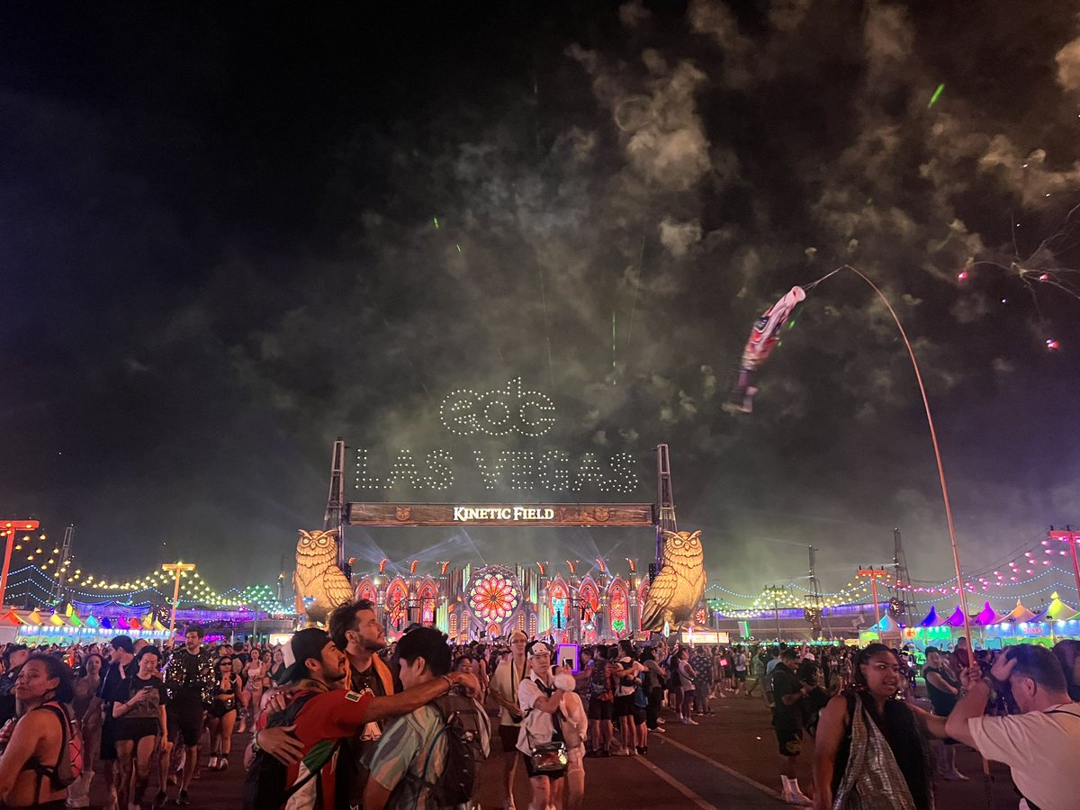 mollycigs's tweet photo. twitter pls do your thing and find the guys having this bro moment during the edc fireworks on sunday night. this is so sweet https://t.co/owMnxIrCSl