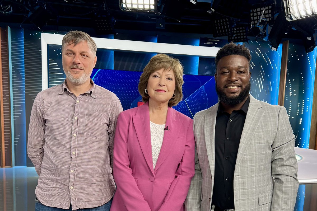 Etienne Côté-Paluck (@etiennecp) on Twitter photo Je suis en studio ce soir au #Téléjournal 22h avec <a href="/CGalipeauTJ/">Céline Galipeau</a> de <a href="/RadioCanadaInfo/">Radio-Canada Info</a> en compagnie de mon voisin à Port-au-Prince <a href="/jdanielsenat/">Jean Daniel Sénat</a> du quotidien <a href="/nouvelliste/">Le Nouvelliste</a> pour parler de la crise en Haïti et de notre amour du pays. 🇭🇹
📷 <a href="/Journalistejosi/">Josianne Desjardins</a> Je suis en studio ce soir au #Téléjournal 22h avec <a href="/CGalipeauTJ/">Céline Galipeau</a> de <a href="/RadioCanadaInfo/">Radio-Canada Info</a> en compagnie de mon voisin à Port-au-Prince <a href="/jdanielsenat/">Jean Daniel Sénat</a> du quotidien <a href="/nouvelliste/">Le Nouvelliste</a> pour parler de la crise en Haïti et de notre amour du pays. 🇭🇹
📷 <a href="/Journalistejosi/">Josianne Desjardins</a>