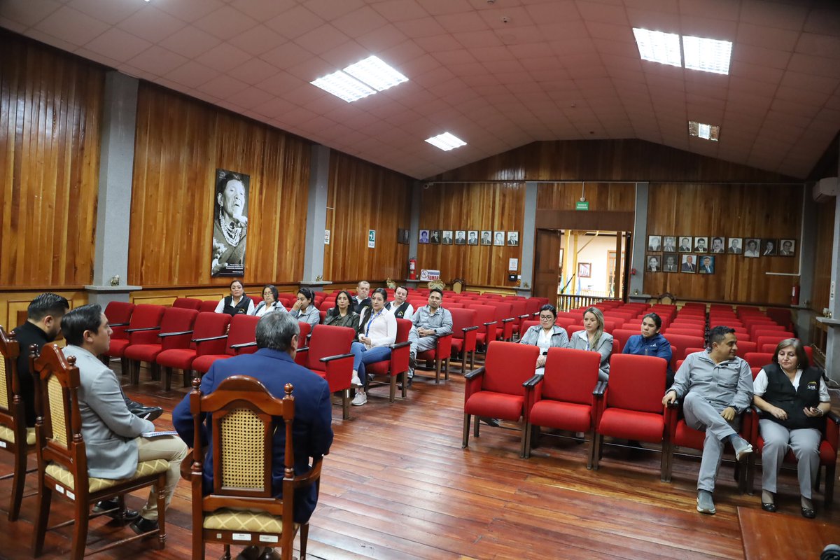 CNELoja's tweet photo. #CNEInforma | El consejo @jr_cabreraz, mantiene reunión con los funcionarios de nuestra delegación para evaluar el proceso de #ReferéndumyConsulta2024 y revisar la planificación de las #Elecciones2025Ec 🗳️. https://t.co/GIzpfSPqd5