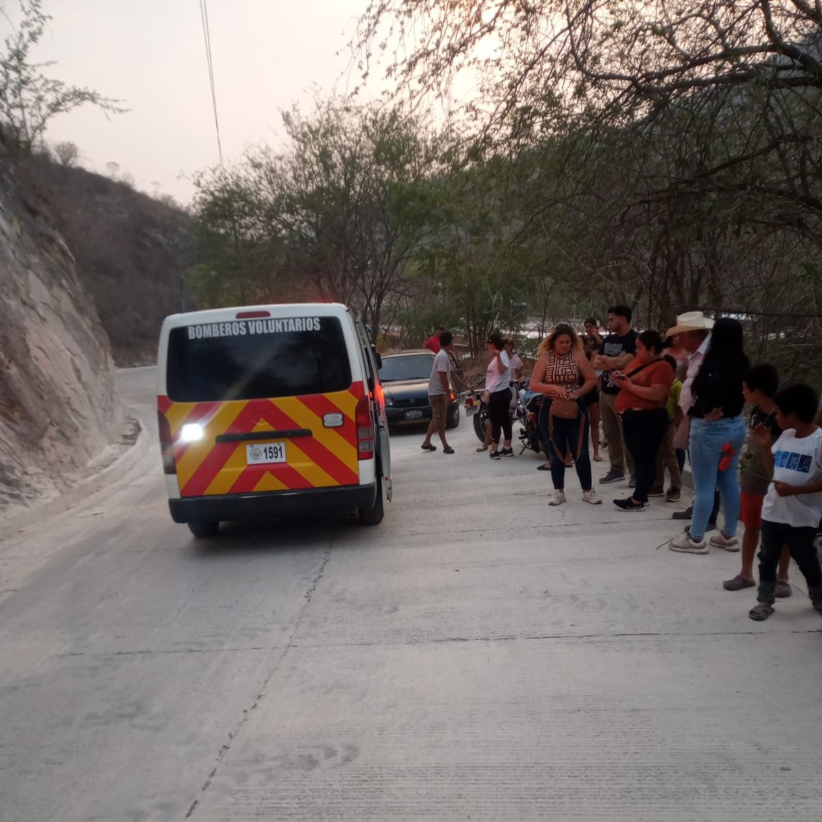 Motorista se accidentó en Caserío Brasiliar, Guastatoya, El Progreso; Bomberos Voluntarios de la 101 Cía. auxiliaron y trasladaron al paciente al hospital de la localidad.- #CVBalServicio