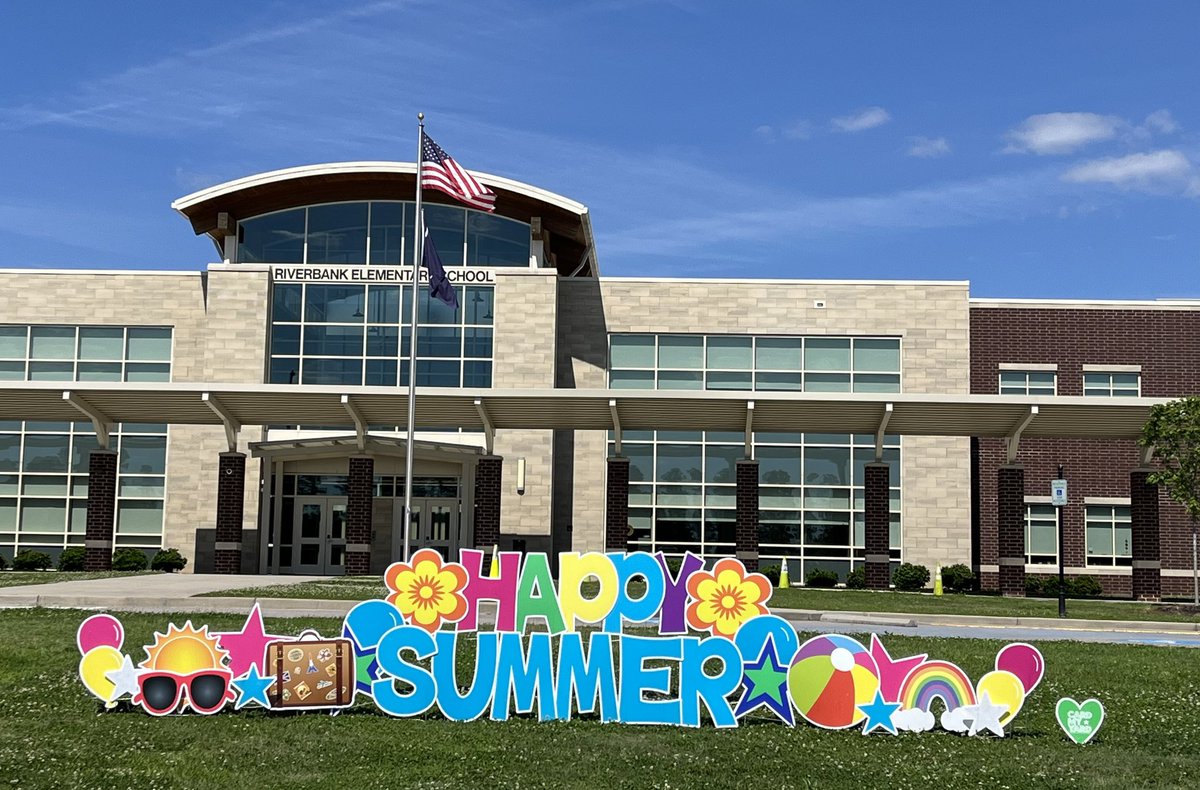 Only two 1/2 days remain! We will dismiss at 11:30 on Wednesday and Thursday. Please stop by tomorrow and take a photo of our summer wish for you and your family. #makingmemories @LexingtonTwo