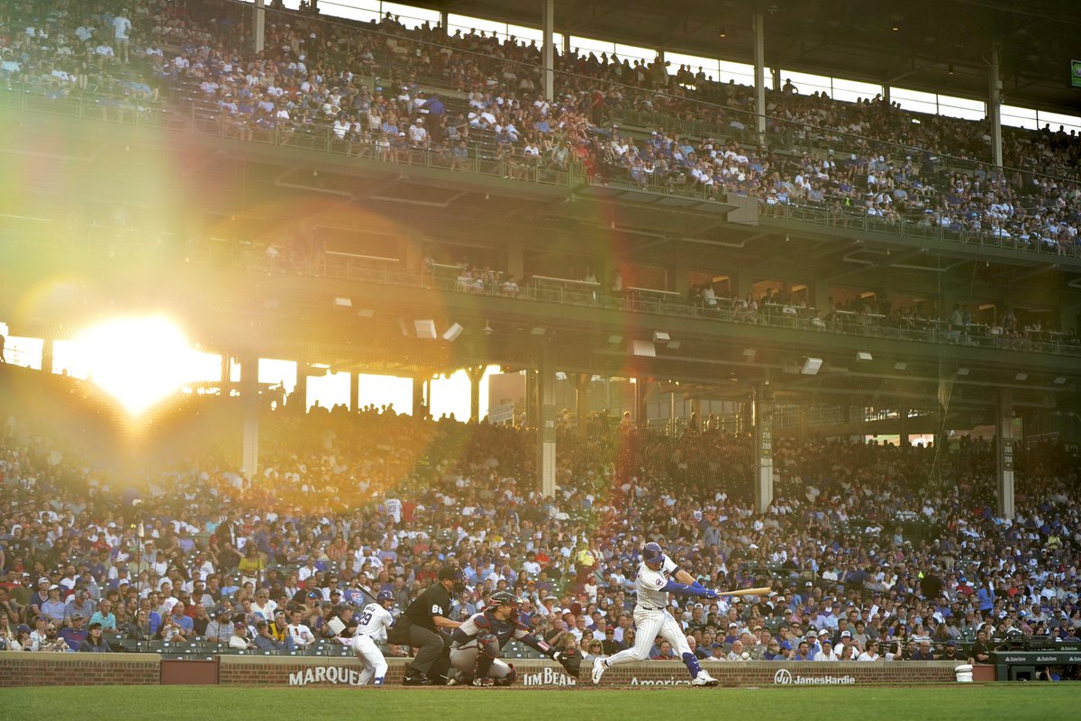 The light is hit hitting just right at Wrigley tonight 🌞