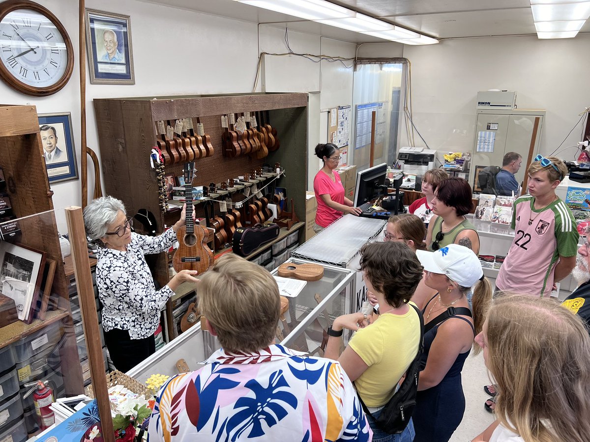 jaysondibble's tweet photo. Mahalo nui to #KamakaUkulele for teaching the @HopeCollege #AlohaMayTerm crew about ukulele & how you craft them by hand. This Portuguese instrument got its Hawaiian name because the sight & sound reminded natives of fleas jumping. π§‘π€π½π @Hopeoffcampus https://t.co/N6ni04eUaj