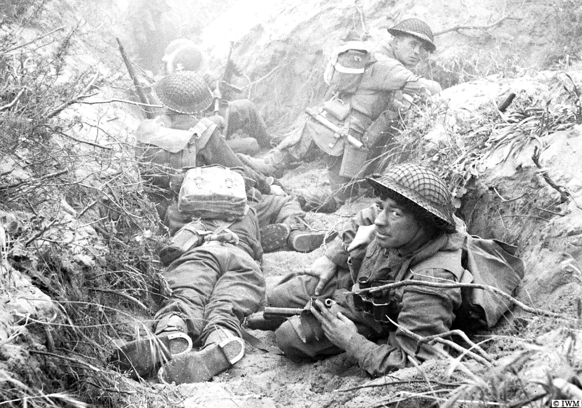 #OTD in 1944, Anzio area, Italy. Men from 7 Cheshire (5 Infantry Division's machine gun battalion) in a captured German communications trench. #WW2 #HISTORY