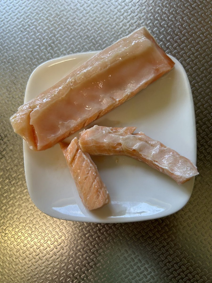 Does anyone else love salmon belly? It’s the fattiest and most nutrient dense part of the fish. My supermarket always sells it cheaply compared to the other cuts 🤷🏻‍♂️