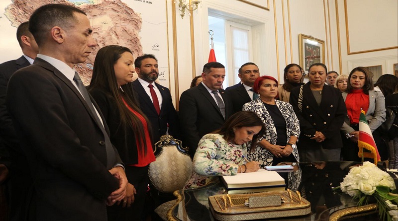 Delegación venezolana firma en Ankara libro de condolencias en honor a presidente Raisi

#22May 

vtv.gob.ve/delegacion-ven…