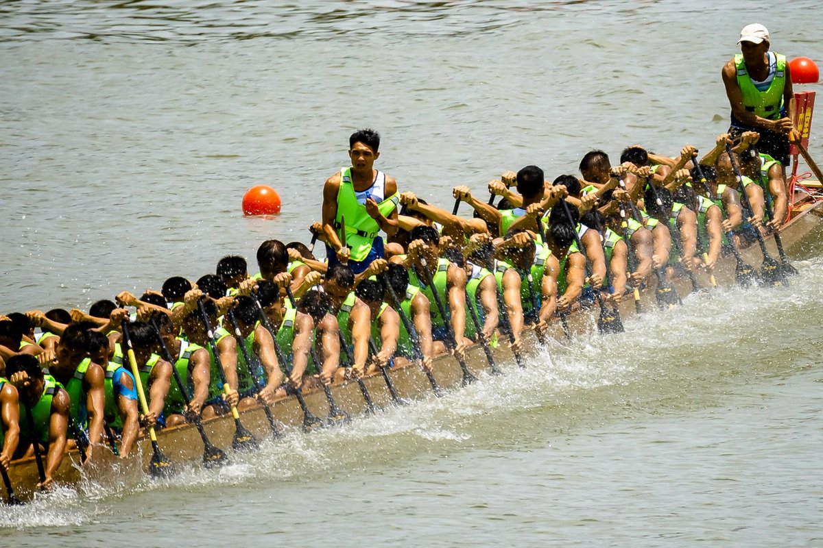 龙舟竞渡，水上狂飙。欢迎来粤港澳大湾区，让我们一起徜徉在龙舟比赛的热闹氛围中，感受中国传统文化的魅力。