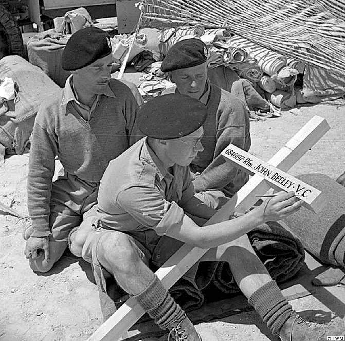 #OTD in 1942, North Africa. Comrades of Rifleman John Beeley VC from 1 KRRC working on a cross to be placed over his grave. #WW2 #HISTORY