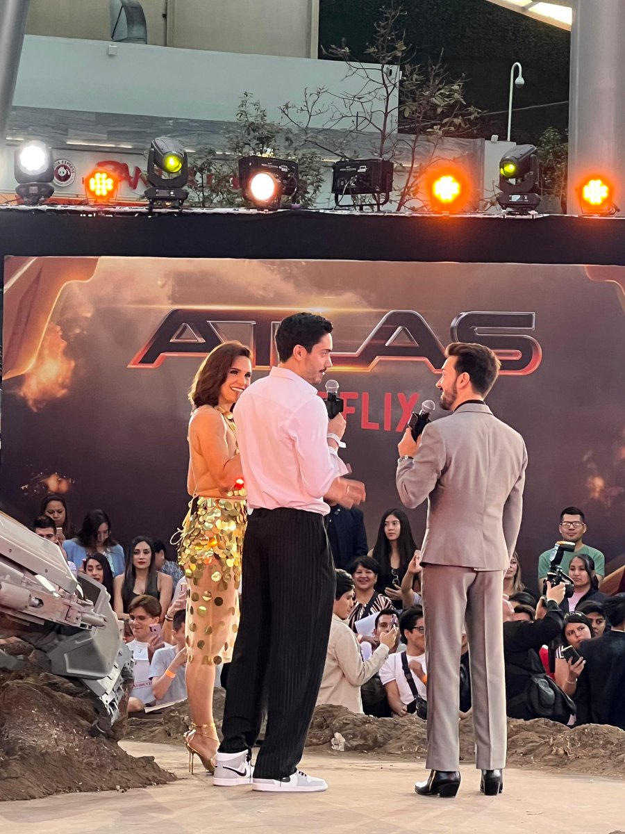 GlamourMex's tweet photo. Iván Amozurrutia llega al fan event de #AtlasMX en la CDMX💥 https://t.co/XwUHeEA3zq