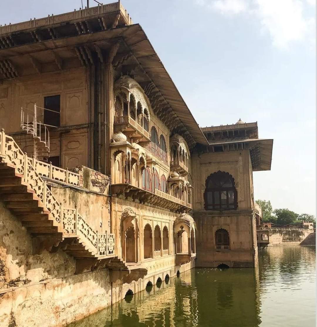 राजस्थान के भरतपुर में स्थित डीग का जलमहल भारत के सबसे बेहतरीन जलमहलों में से एक है
#जाट #history #india