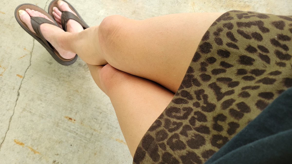 AndrewKPro's tweet photo. Loving the warm weather!! #skirt #legs https://t.co/zjKDR9w2Z2