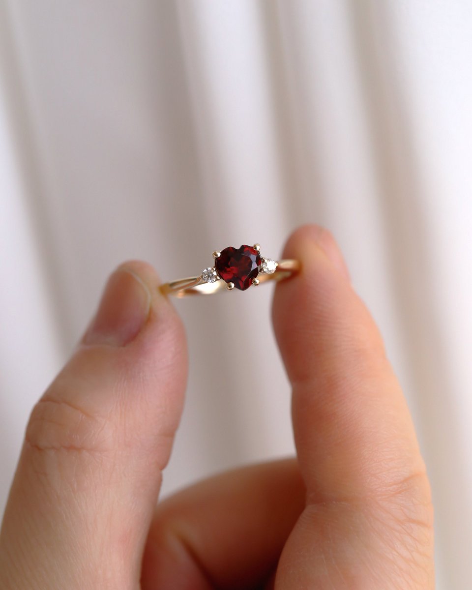 Sweetheart ♥️

#garnet #gemstones #jewelry #goldring #ring #jewellery #handmade #engagementring #designer #goldsmith #tedandmag