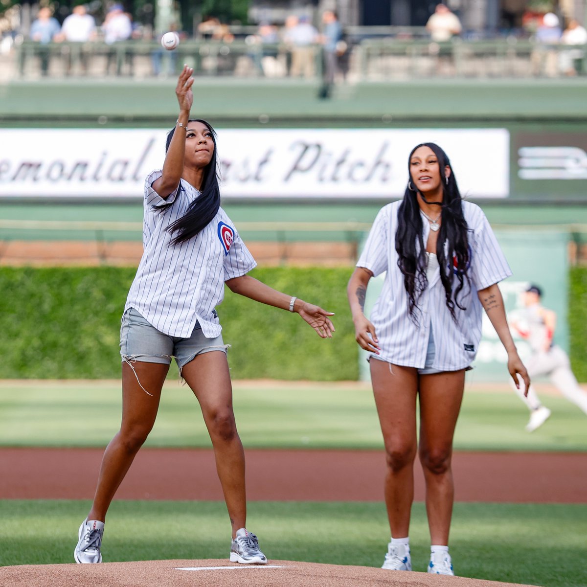 .@chicagosky rookies Angel Reese and Kamilla Cardoso threw out the first pitch at the @Cubs game ⚾