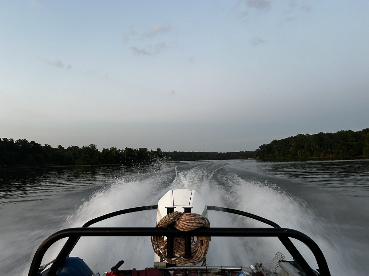 *LAKE INCIDENT 9PM* All fire boats are clearing from the search on Mt Island Lake. Recovery of missing person made, scene turned over to CMPD. We would like to thank @HuntersvillePD @CharlotteFD Mount Holly FD @MecklenburgEMS for their assistance this evening. #MIL