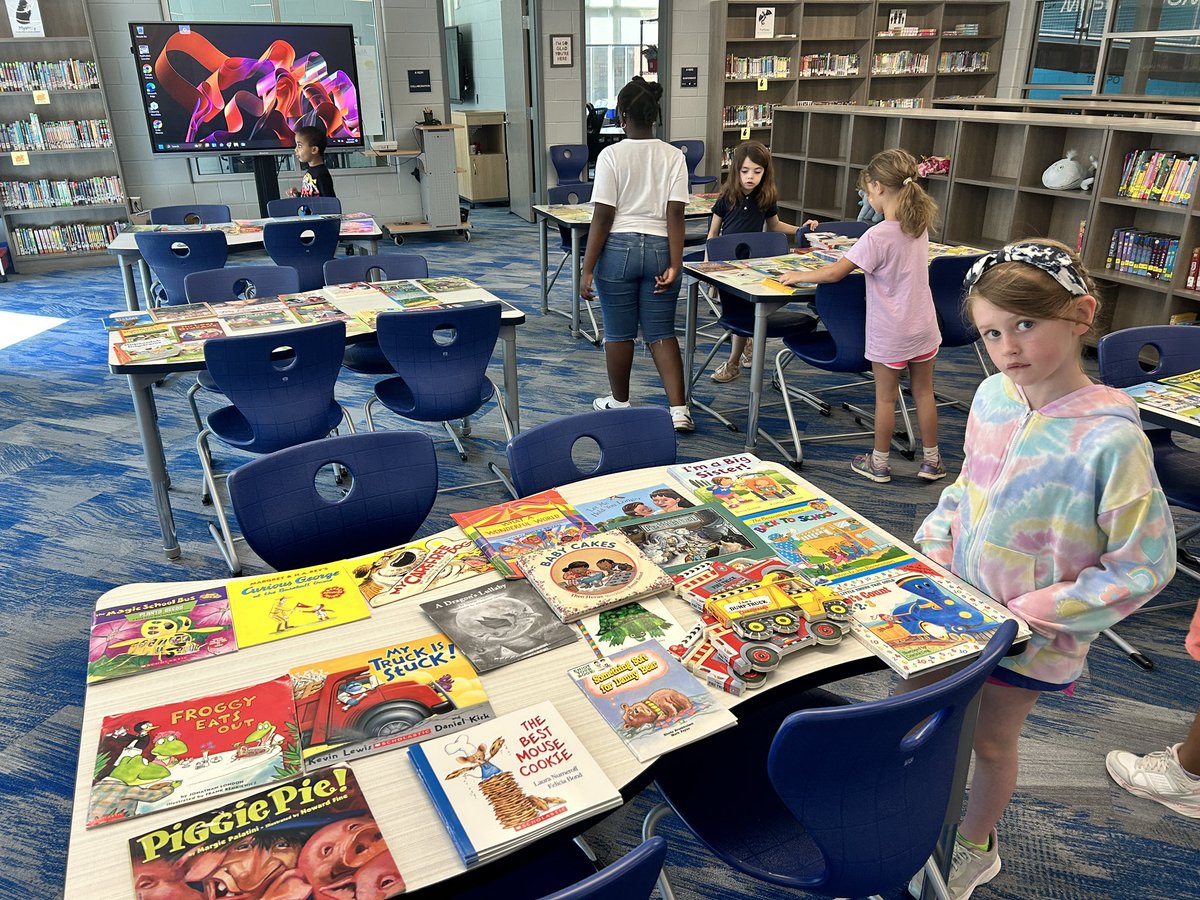 Sweet first grade readers enjoying their books from the R2 Ready to Read initiative! Thank you @RichlandTwo! We distributed more than 570 books over the past two days! ♥️@Bjackson_FLE @ForestLakeEagle @rthomas_FLE #reading #schoollibrary #welovebooks