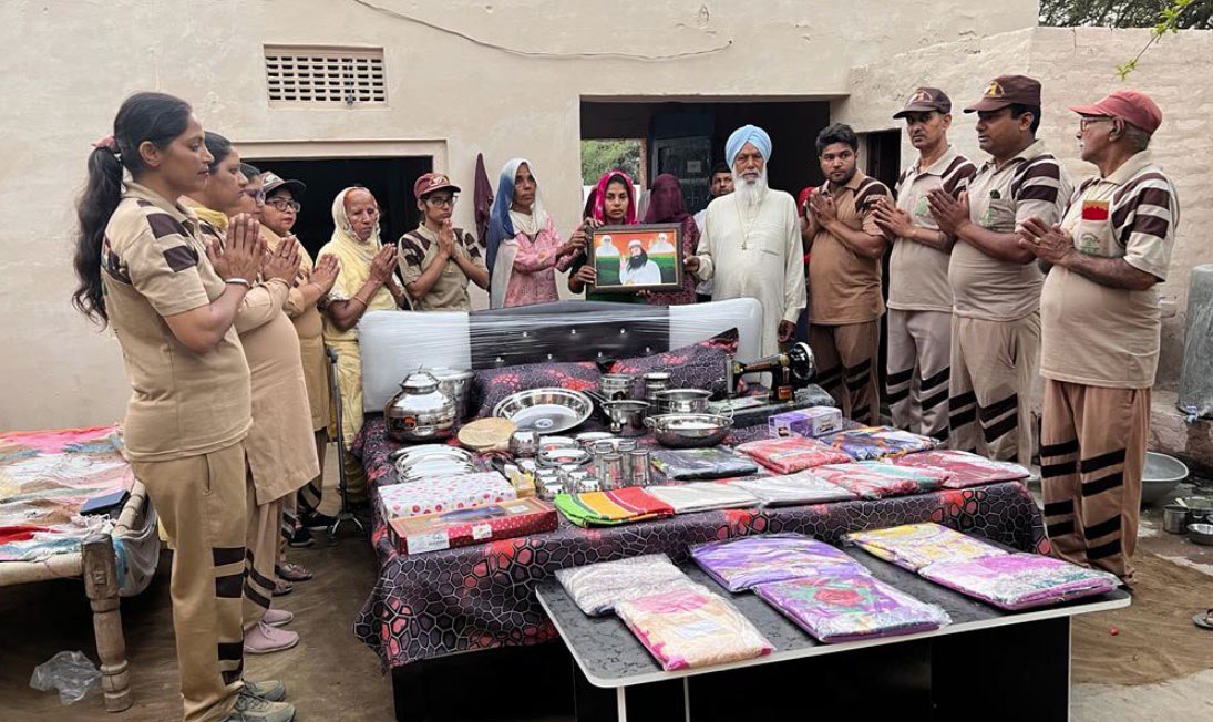 VishalI13305110's tweet photo. हमारे समाज में शादियाँ एक महंगा सौदा है!

#Aashirwad मुहिम के तहत DSS स्वयंसेवकों द्वारा बेसहारा लड़कियों को नए जीवन का Blessings दिया जाता है और उनकी शादी के लिए हर संभव व्यवस्था की जाती है।
 यह सब Ram Rahim जी की प्रेरणा से होता है https://t.co/5wsApybP10