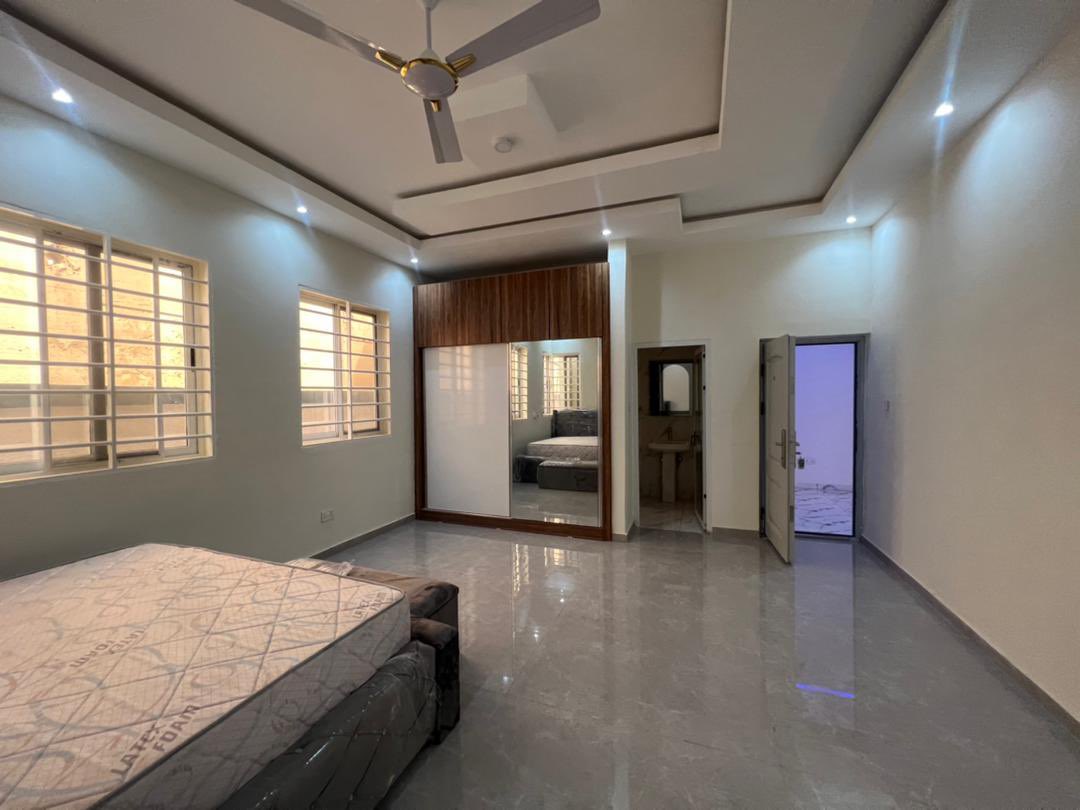 RENTMANN_'s tweet photo. For Rent

NICE THREE BEDROOM HOUSE FOR SALE.

📍 OYARIFA ACCRA 
$90,000(Non Negotiable )
SPECIFICATIONS FOR THE 3BEDROOM

-3bedroom all with en suite bathrooms.
- Visitors washroom 
- Laundry room with Dinning Area https://t.co/vY1SWfP8W6