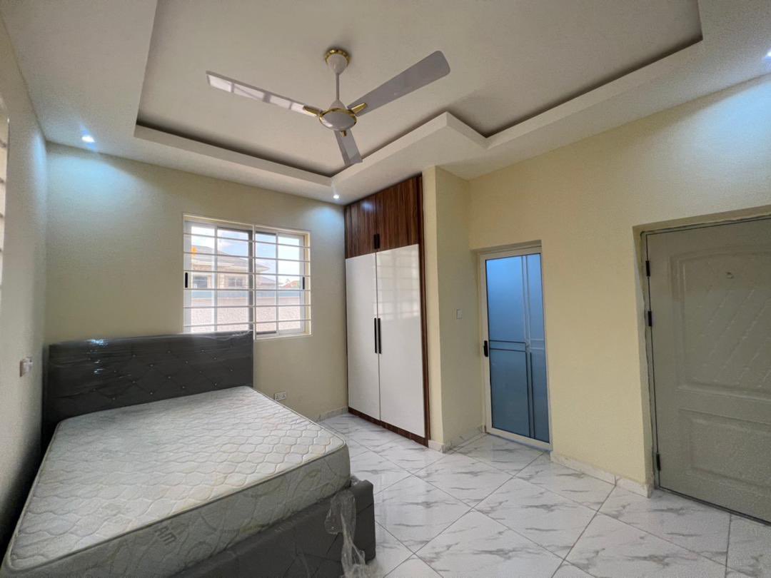 RENTMANN_'s tweet photo. For Rent

NICE THREE BEDROOM HOUSE FOR SALE.

📍 OYARIFA ACCRA 
$90,000(Non Negotiable )
SPECIFICATIONS FOR THE 3BEDROOM

-3bedroom all with en suite bathrooms.
- Visitors washroom 
- Laundry room with Dinning Area https://t.co/vY1SWfP8W6