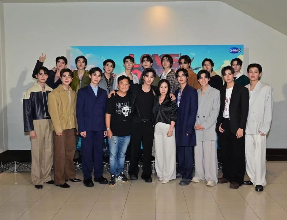 ppe2003perth's tweet photo. " ดีใจที่ได้ถ่ายกับลูกๆทุกคนที่เก่งๆ เห็นแล้วภูมิใจทุกคนน่ารักมากๆ🖤👍👍👍 " 

หม่าม๊าตุ้ย คุณอาน้องเพิร์ธถ่ายรูปกับศิลปิน

Cr. IG tuii_ssn

#KDPPE #PerthTanapon
#LOLFANFEST2024 https://t.co/sFxVHAGxub
