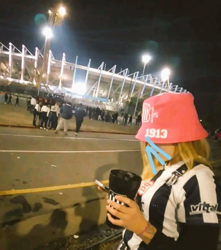-El domingo es tu unico dia libre, el unico dia que podemos estar juntos y disfrutar de los dos. Pero vos preferis irte a la cancha a tomar vino y ver a tu equipo, la verdad me tenes harto ya me canse no te quiero ver nunca mas, chau 

•Yo leyendo el mensaje afuera del Kempes