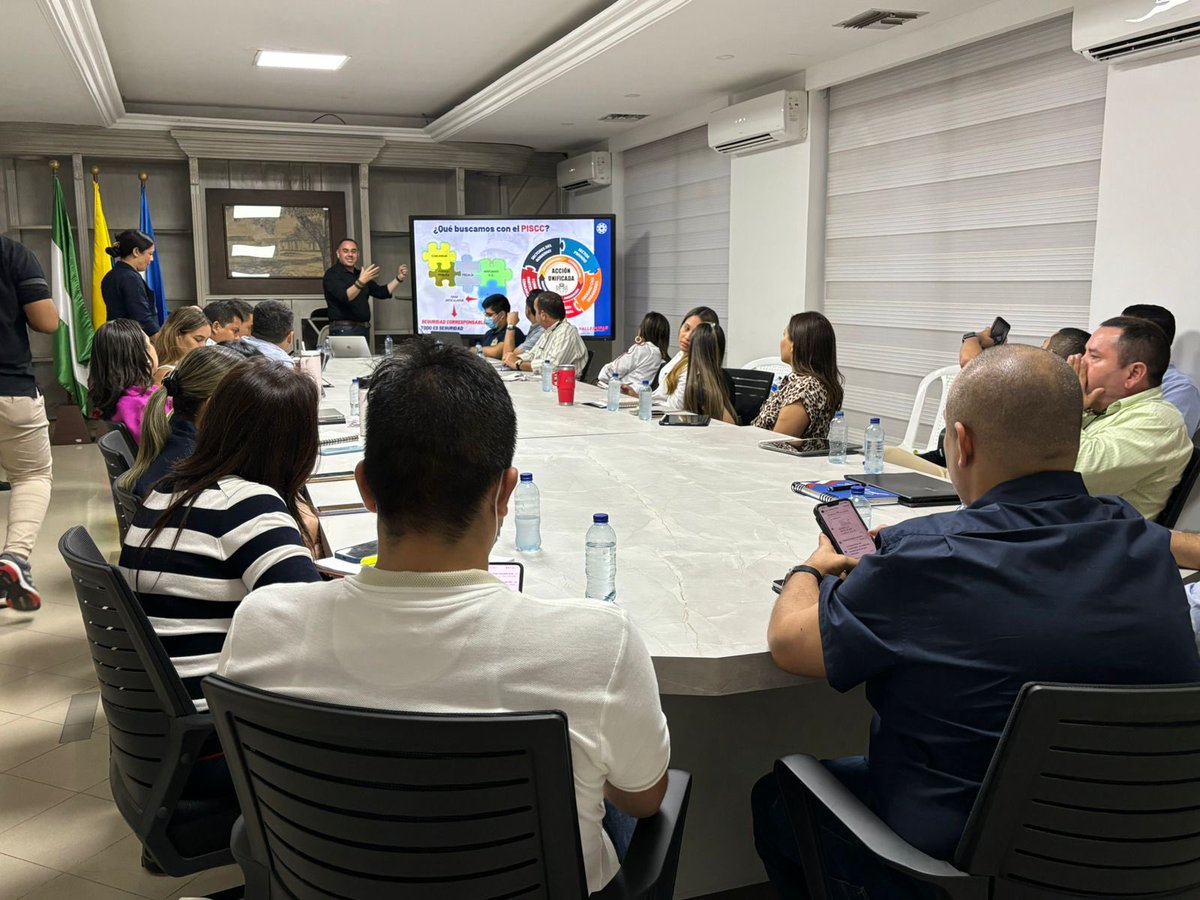 Hablando de #Seguridad y #Convivencia Ciudadana con el gabinete de <a href="/AlcaldiaVpar/">Alcaldía de Valledupar</a>.

Socializamos avances del Plan Integral de Seguridad y Convivencia Ciudadana #PISCC, mostrando avances desde un diagnóstico participativo 

#ValleduparSeguraySinMiedo

<a href="/GrupoPastawa/">Pastawa</a> 
<a href="/ErnestoOrozcoD/">Ernesto Orozco Durán</a>