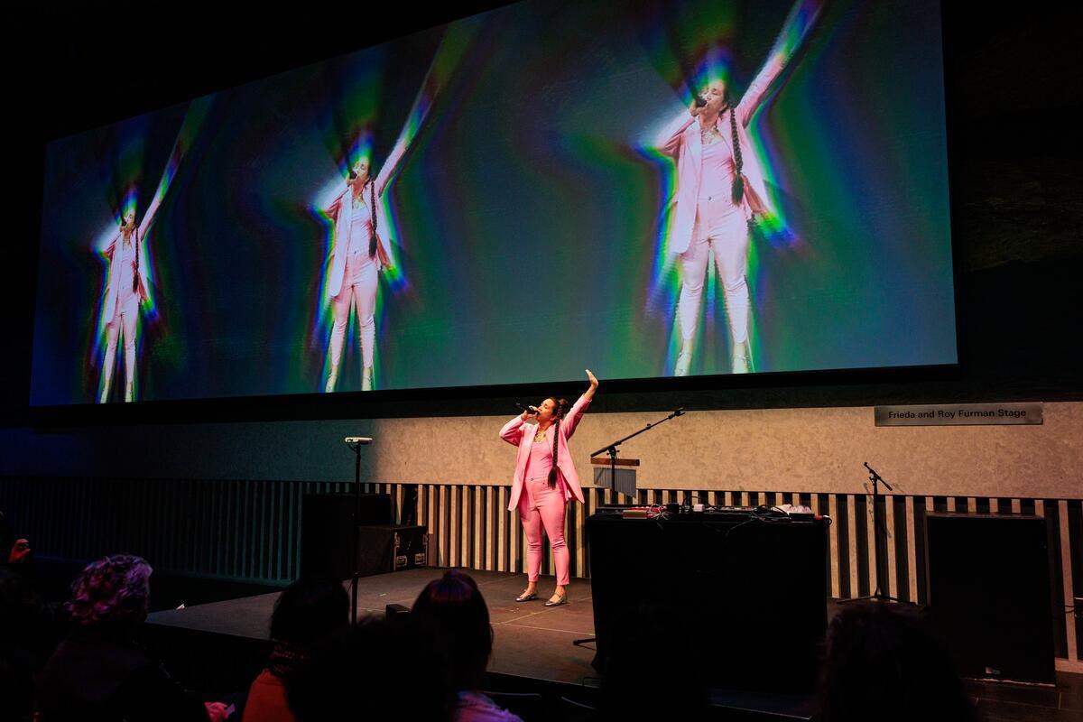 .@annaluisapet and @AnaEstarita closed out @MayleeTodd’s Women & Nonbinary Artists in Tech series with a WORLD PREMIERE multimedia performance featuring music, motion capture, and more!  🔮 💿 ✨ 

📸 @sachynsuch