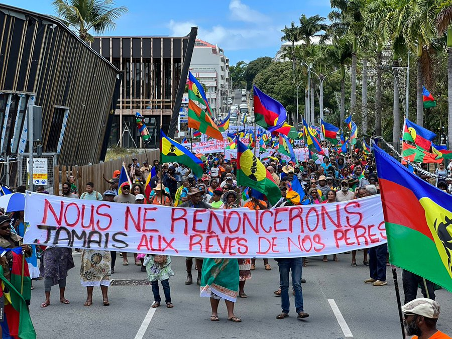 LDinclaux's tweet photo. La revendication indépendantiste est viscérale. Elle transcende les époques et les générations. Depuis 170 ans les kanak refusent l'occupation française.
Le pays n'aura jamais la sérénité sans une forme d'indépendance.

#Kanaky #NouvelleCalédonie 🇳🇨 https://t.co/0j7RzV5zOR