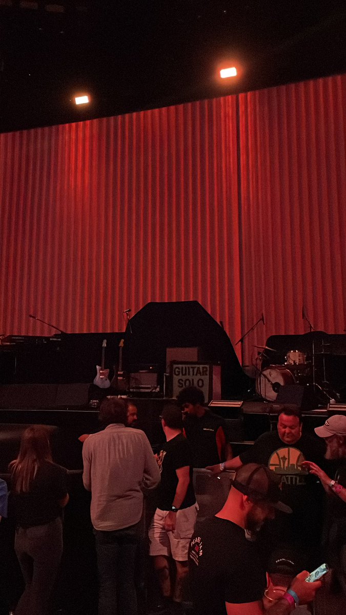 phnanni's tweet photo. @SOLAT_Pod @PearlJam @candlebox Where are you? https://t.co/b1deQHy8G7