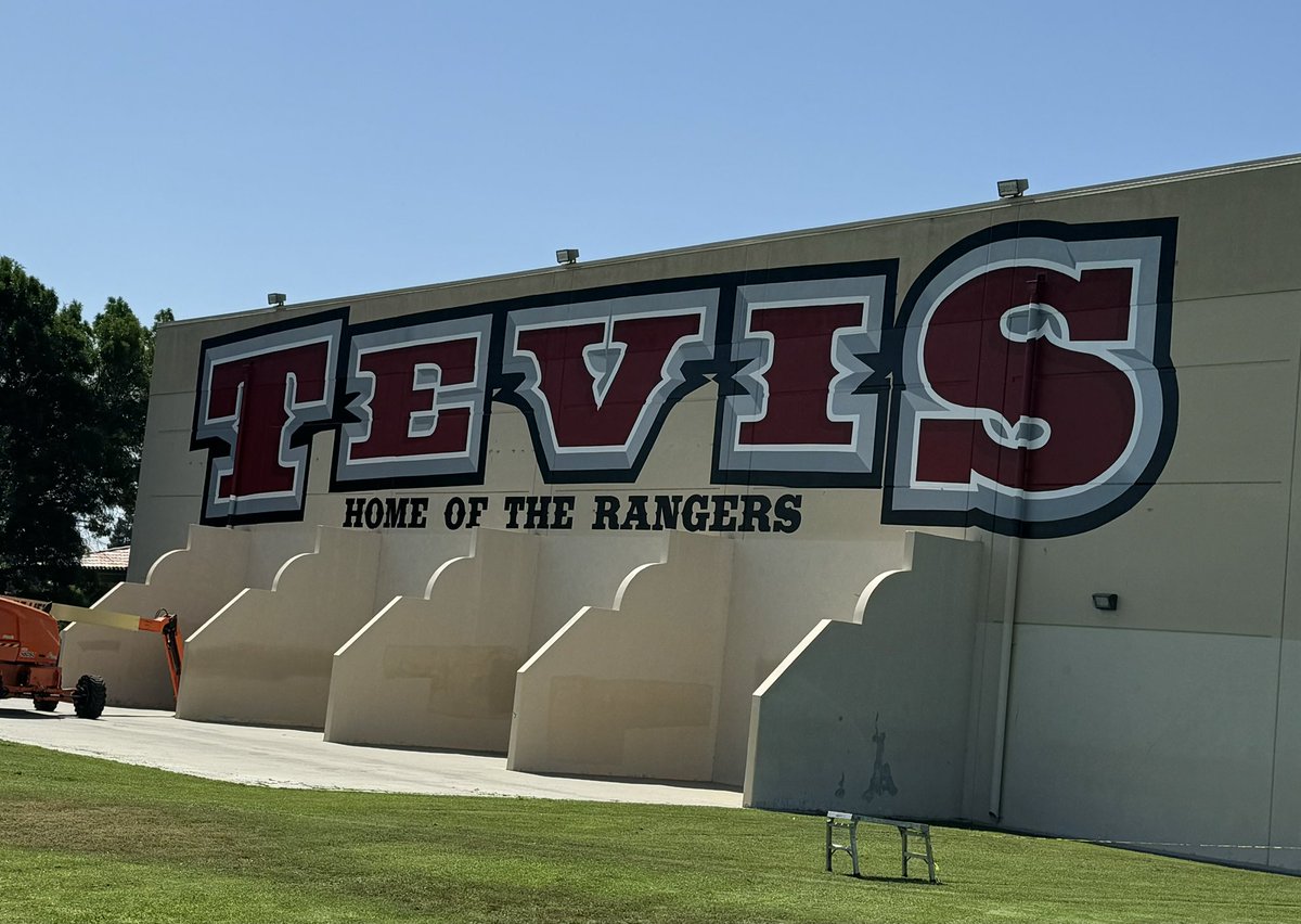 #PBVUSD #WeArePBV #TevisJuniorHigh Drive by and see our new mural! #bossgraphics