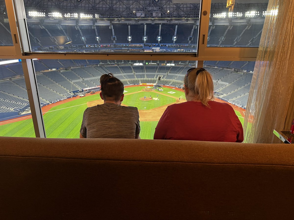 RRGaba's tweet image. Drove from Chicago to Toronto to watch the @whitesox beat the Blue Jays at @TOMarriottCC!  Way to go Sox!!! #DedicatedFans #WhiteSox