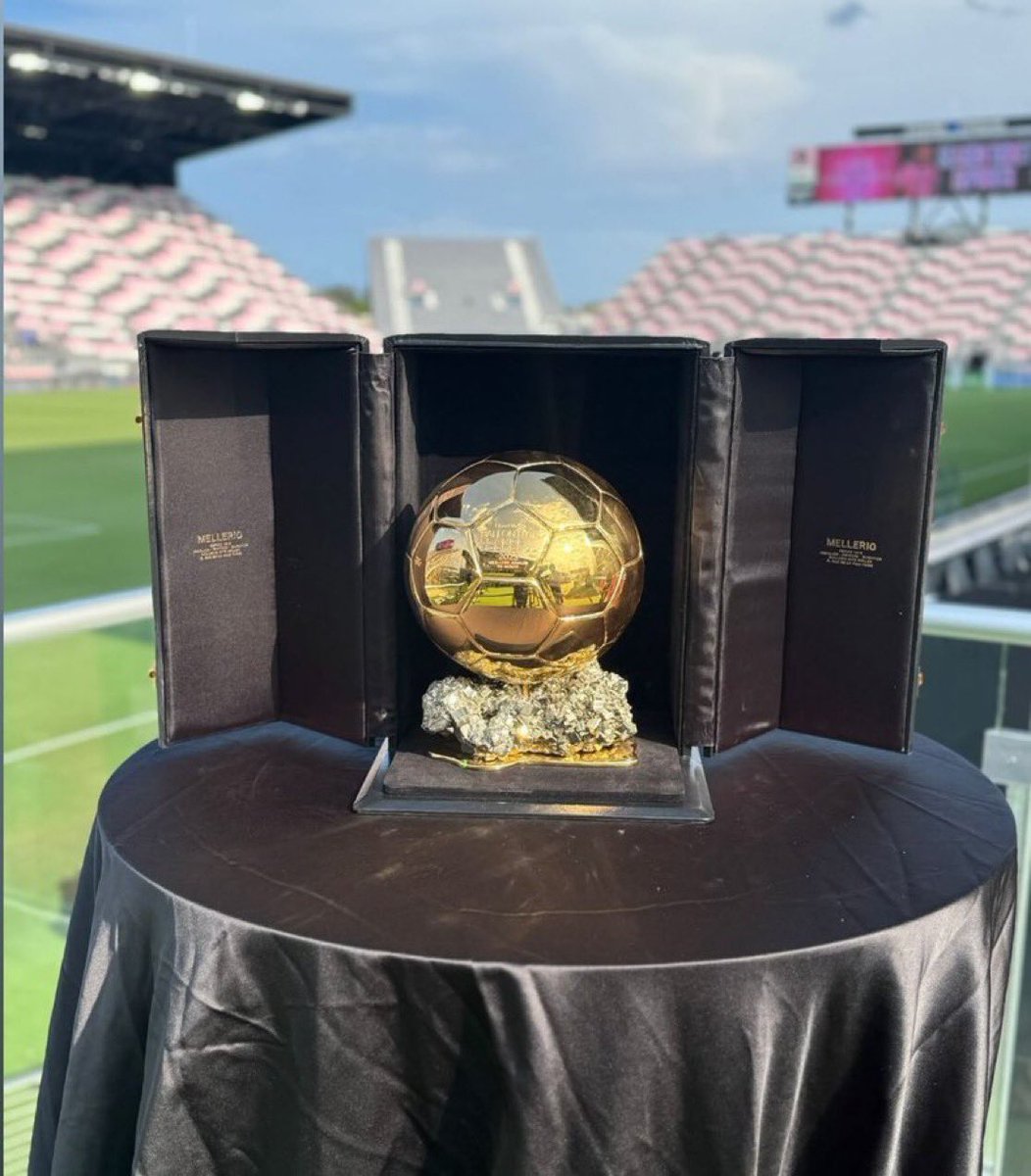 Leo Messi’s Ballon d’Or was on display for the fans today!