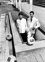 Madero toca el piano ante la mirada de un periodista inglés que los llamó "animals".El cronista no conoce al compositor.Madero: “Hay 2 médicos en #EDLP,yo soy uno.Toco el piano y hablo su idioma.Usted no es médico,no habla mi lengua ni toca ningún instrumento.Quién es el animal?”