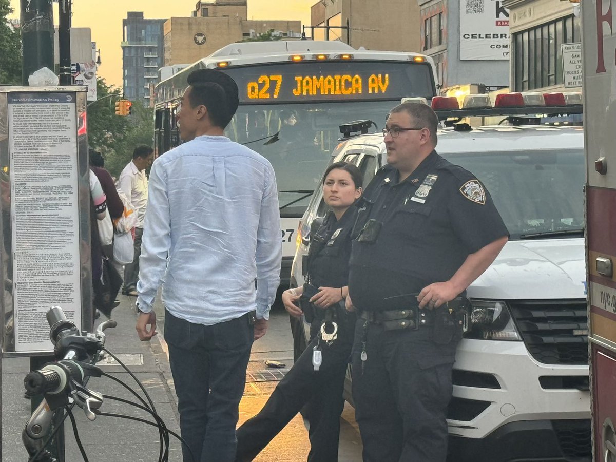 Found a community member locked in a building near Roosevelt Avenue. Thankfully, he was unharmed. I called EMS for assistance, and ensured he got home safely afterwards. Let’s continue to look out for each other.

#AndyChen #District40 #CommunitySafety