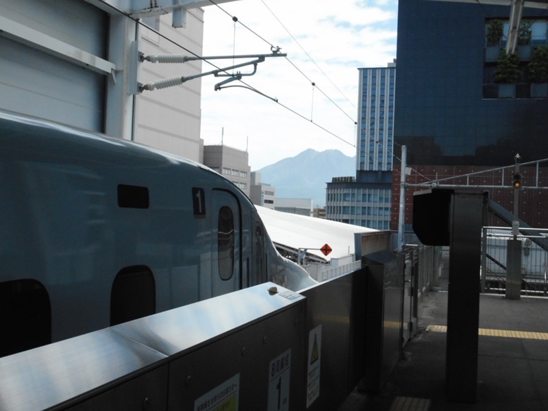 【鉄道警察隊】九州新幹線に警乗しました🚅鹿児島中央駅ホーム上の桜島ビュースポットも観光客に人気です✨一方、ながらスマホで他の人と衝突するケースや、キャリーケースとの接触も見受けられます。マナーを守って新幹線の旅を楽しんで下さい🧳😊