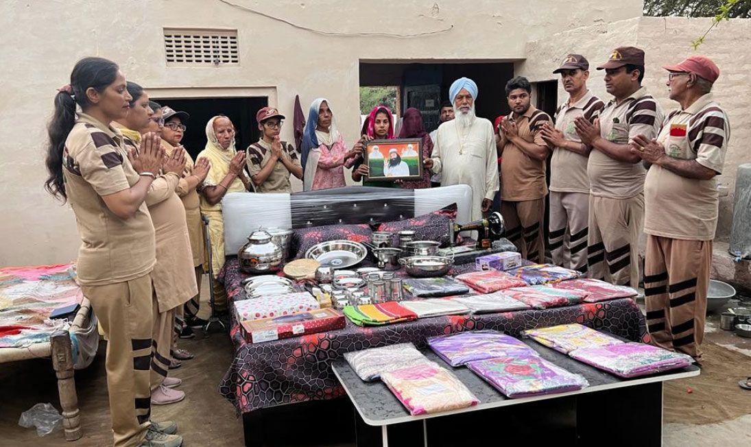 Financially weak people get scared of the birth of a daughter. They are unable to bear the expenses of marriage.Under the inspiration of Ram Rahim Ji,DSS volunteers provide necessary items&arrangements&give their Blessings for his daughter's wedding under the #Aashirwad campaign.