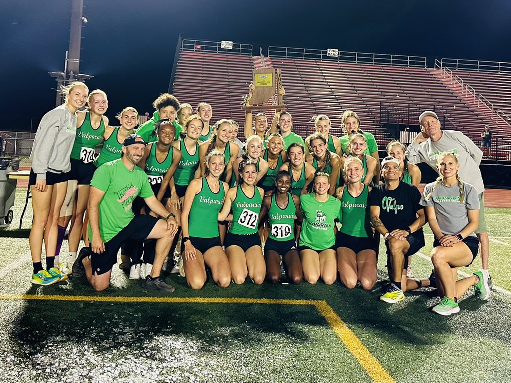 3-PEAT IHSAA GIRLS TRACK &amp; FIELD REGIONAL CHAMPS 🏆🏆🏆
Congrats to these tremendous competitors and their coaches!!  #wearevalpo ⚪️🟢