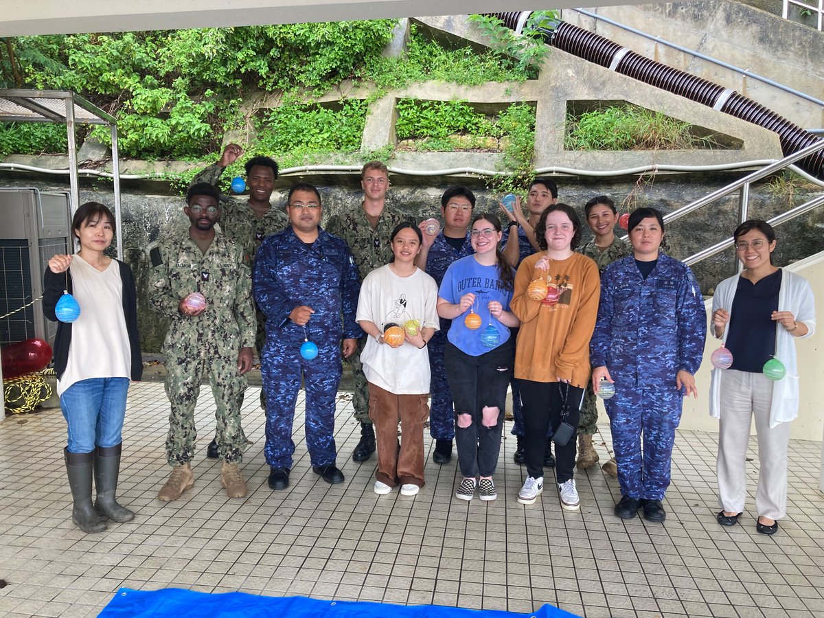 CFAOkinawa's tweet photo. 沖縄は梅雨入りして朝から大雨ですが、皆さんご無事でしょうか？☔️😵‍💫 今日は #海上自衛隊沖縄基地隊 の有志の皆さんが、「日本の夏」をテーマに、海軍ボランティアたちにスイカ割りとヨーヨー釣りを紹介してくれました！最後はみんなでスイカを美味しくいただきました🍉😊 
#USNavy  #米海軍 https://t.co/MTvuZTxjLs