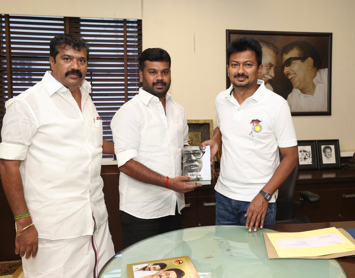 mohanraj8000's tweet photo. மாண்புமிகு *சின்னவர் அவர்களை மாவட்ட இளைஞரணி அமைப்பாளர் அண்ணன் நாகனி பா.செந்தில்குமார்* அவர்களுடன் சென்று சந்தித்த போது🖤❤️

*த.மோகன்ராஜ்DEEE*
பேரூர் கழக இளைஞரணி அமைப்பாளர்
நாட்டரசன்கோட்டை ........ https://t.co/HjXzrHT4yH