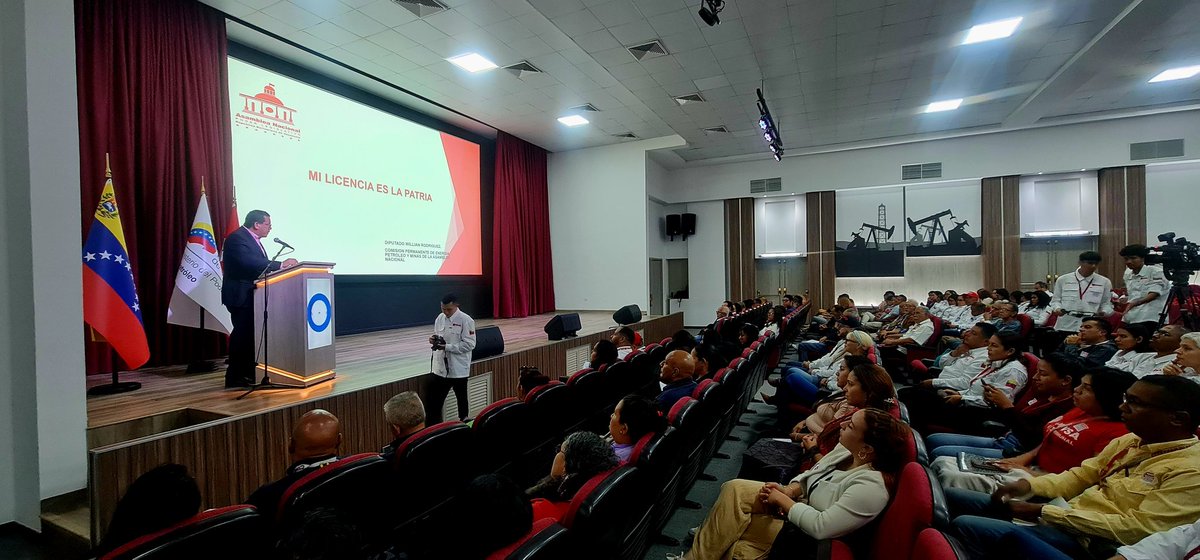 williancontig's tweet photo. Desde la Campiña en #Pdvsa con las y los trabajadores de la industria petrolera, defendiendo nuestro derecho soberano sobre los recursos energéticos de nuestro país.Rechazando contundentemente las Licencias de EEUU y sus pretensiones imperiales. Nuestra licencia es la #Patria https://t.co/11dqR2Z6nB